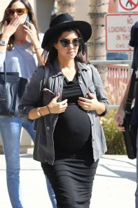 Super-pregnant-Kourtney-Kardashian